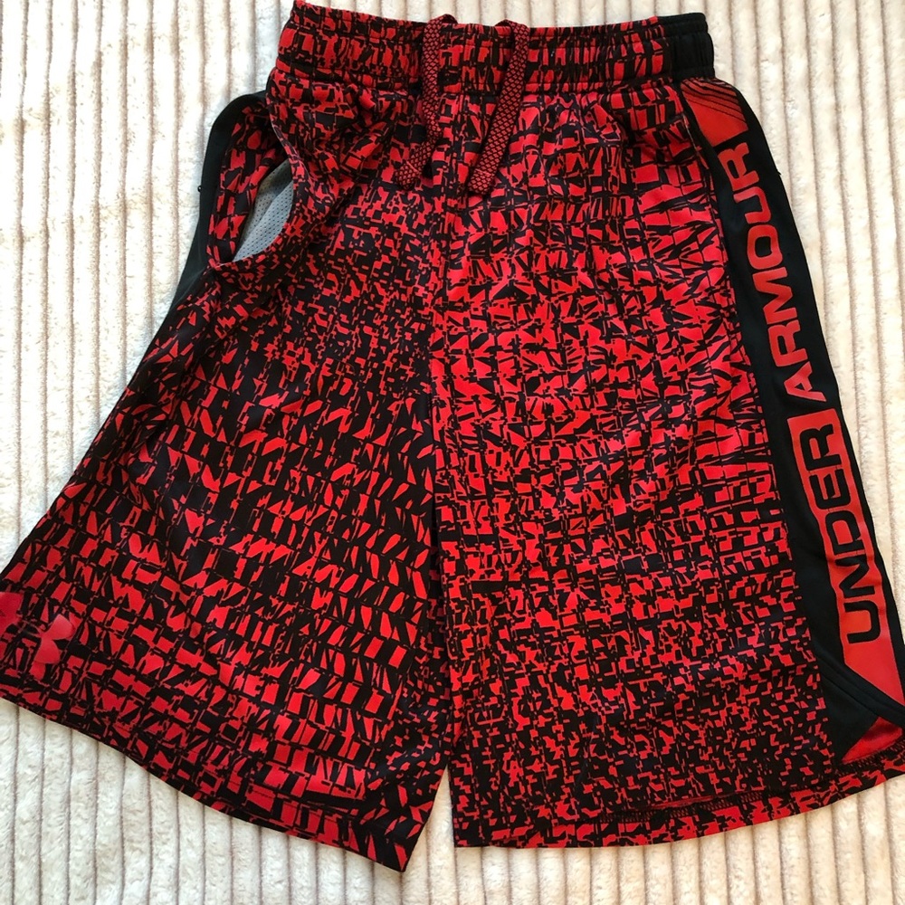 Boys Under Armour Short. Size youth medium.